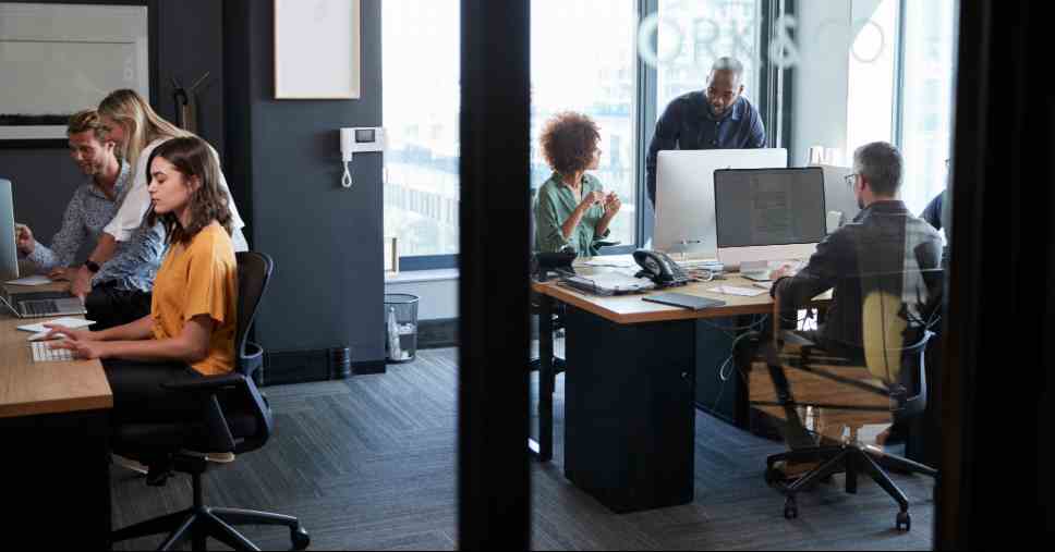 Piso elevado em escritório: descubra as vantagens