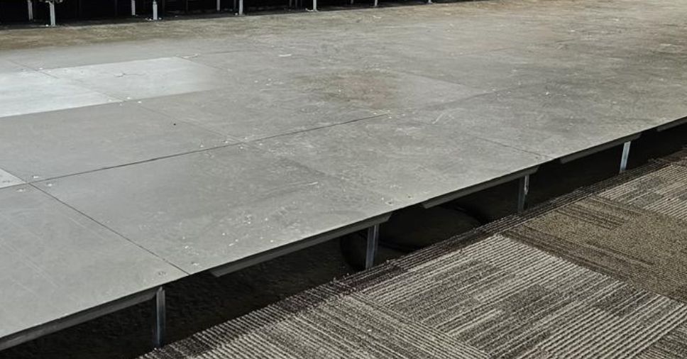 Ambiente moderno: saiba como o piso elevado pode contribuir na decoração