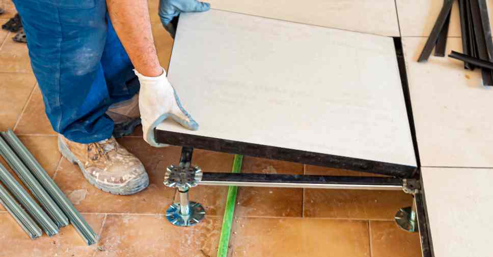 Saiba como é feita a manutenção de piso elevado