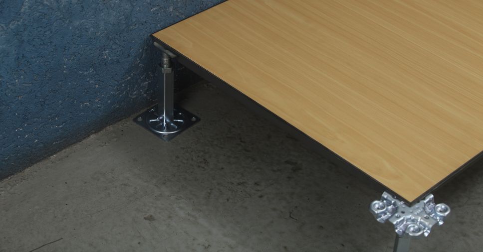 Placa com acabamento amadeirado instalada em suporte de tipos de pisos elevados.