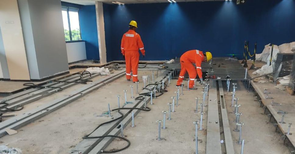 Quais as vantagens do piso elevado em projetos corporativos?