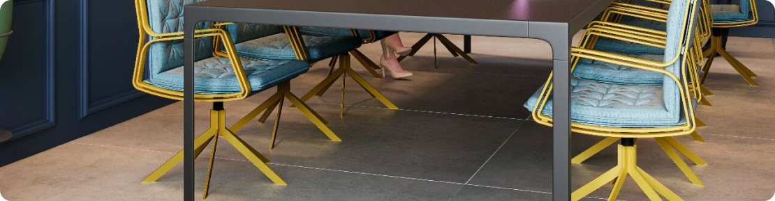 Interior da sala de reunião do Edifício Metria 624 com mesa de conferência e cadeiras estofadas em azul com estrutura metálica amarela